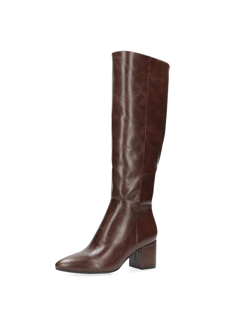 Ciemnobrązowe skórzane kozaki do kolan na niskim obcasie i ostrej nasadzie, zaprezentowane na białym tle.