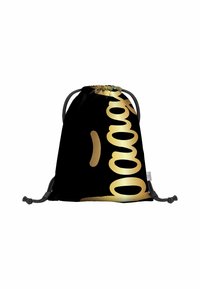 Borsa a cordoncino nera con un grande design di testo dorato. Il materiale appare liscio con una finitura lucida. Cordini grigi visibili nella parte superiore.