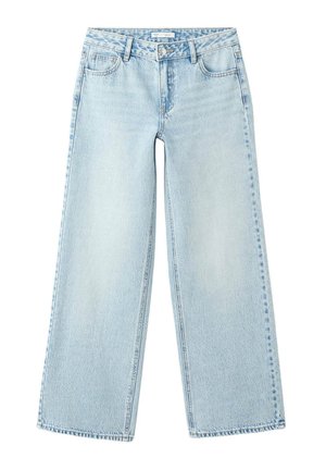 Jean bleu clair à jambes larges avec fermeture devant par bouton et zip, passants pour ceinture et deux poches avant sur fond blanc.
