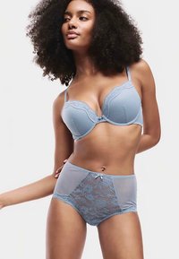 Ljusblå spetsbehå och höga trosor med nätpaneler, blommönstrade spetsdetaljer och en dekorativ rosett.