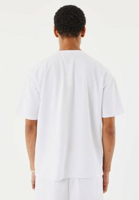 Witte short-sleeve t-shirt gemaakt van zachte stof. Comfortabele pasvorm met een ronde halslijn en zonder zichtbare grafische afbeeldingen of patronen.
