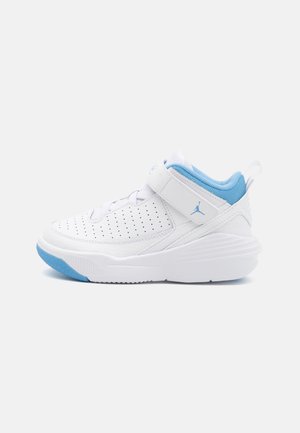 Basket montante athlétique blanche et bleue avec côtés perforés, bride à velcro, semelle coussinée et logo Jumpman sur la bride sur fond uni.