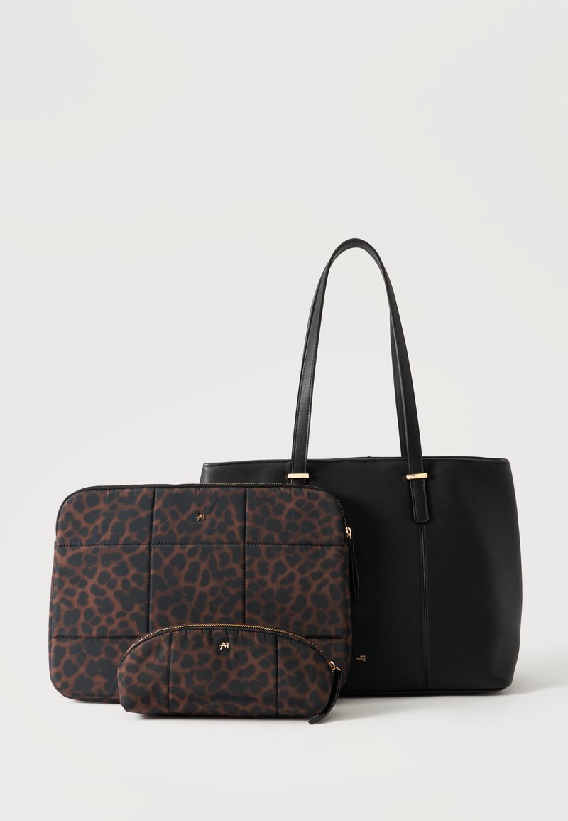 Ensemble de trois sacs comprenant un grand cabas noir, une pochette moyenne à motif léopard et une petite trousse zippée à motif léopard.