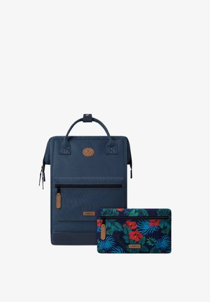Sac à dos bleu marine avec tissu texturé, poignée supérieure et poche zippée à l'avant. Comprend une petite pochette avec un motif floral tropical et une fermeture éclair.