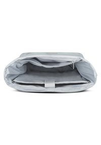 Világosszürke laptop táska cipzárral, belső rekeszekkel a rendezett tárolás érdekében, sima felülettel. Jellemzője a vékony, lapos kialakítás.
