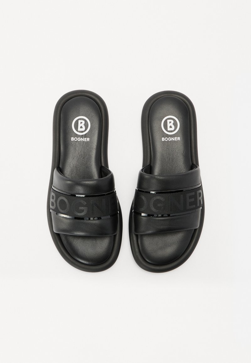 Schwarze Slidesandalen mit zwei breiten Riemen. Der obere Riemen hat eine glänzende Oberfläche mit dem schwarzen Text "BOGNER". Weiche, strukturierte Fußbett.