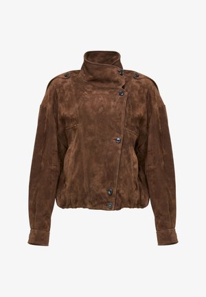 Brązowa zamszowa kurtka z wysokim kołnierzem, asymetrycznym zapięciem na guziki, długimi rękawami i marszczonym dołem.