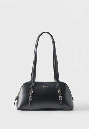 Sac à main en cuir noir avec accents dorés, double bandoulière et logo "HUGO" à l'avant, sur un fond blanc uni.