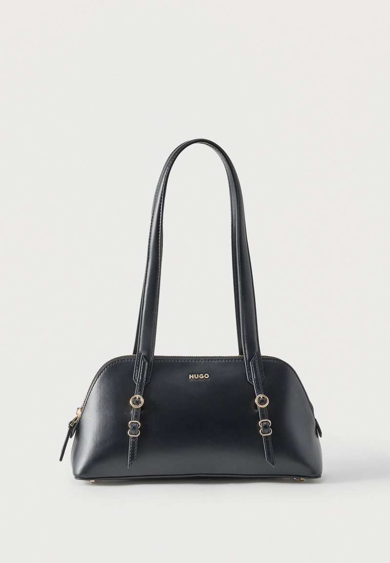 Sac à main en cuir noir avec accents dorés, double bandoulière et logo "HUGO" à l'avant, sur un fond blanc uni.