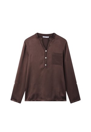 Camicia marrone a maniche lunghe in tessuto liscio con scollatura arrotondata, patta dei bottoni e taschino sul petto. I polsini hanno dettagli con bottoni.