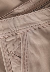 Beige stoffen broek met gedetailleerde stiksels, met een zachte textuur, een klassieke snit en functionele zakken langs de tailleband.