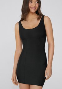 Czarna dopasowana sukienka z okrągłym dekoltem i szerokimi ramiączkami. Wykonana z gładkiego, elastycznego materiału, z subtelnymi detalami szwów.