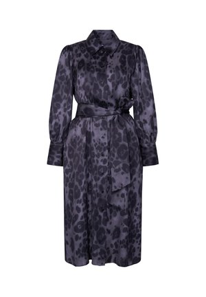 Middellange mouw jurk van donkerpaarse satin met zwarte luipaardvlekken. Heeft een kraag, knoopsluiting aan de voorkant en een bijpassende riem in de taille.
