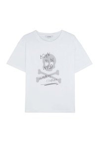 Witte katoenen t-shirt met een grijze schedelafbeelding met gekruiste botten en de tekst "BORN TO BE WILD SCALPERS COMPANY" eronder. Korte mouwen, ronde hals.