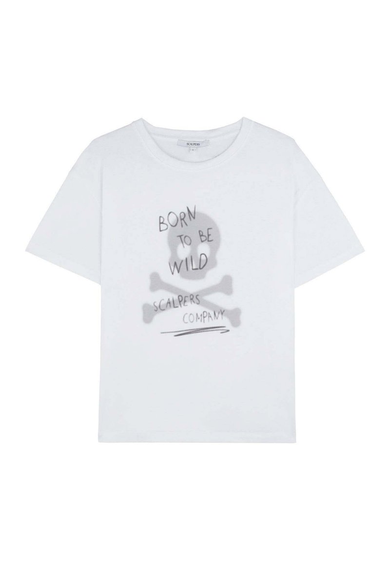 Witte katoenen t-shirt met een grijze schedelafbeelding met gekruiste botten en de tekst "BORN TO BE WILD SCALPERS COMPANY" eronder. Korte mouwen, ronde hals.