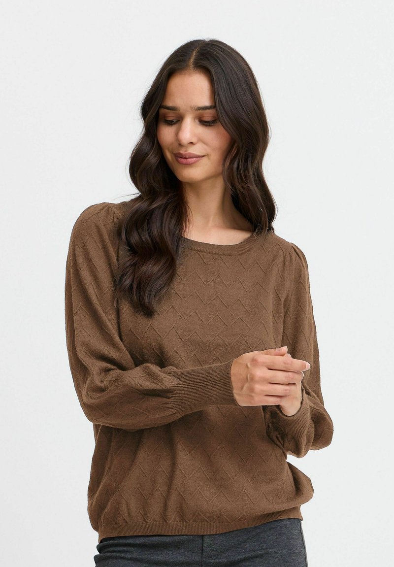 Brauner Strickpullover mit einem strukturierten Zickzackmuster, rundem Ausschnitt und langen, leicht gepufften Ärmeln. Weicher Stoff mit einer lockeren Passform.