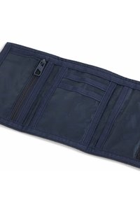 Portafoglio in tessuto blu navy con una tasca con zip, diverse fessure per carte e dettagli testurizzati. Presenta cuciture solide e un design compatto.