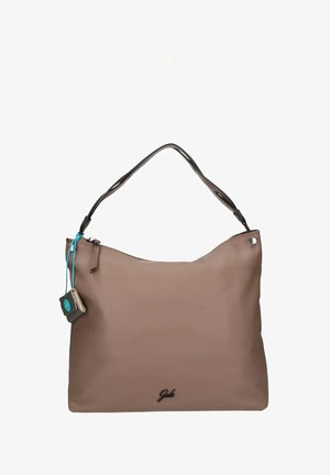 Borsa a spalla in pelle marrone con la parte superiore curva, manico nero lucido e un piccolo tag blu e grigio attaccato. Presenta un logo sul davanti.