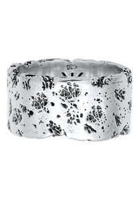 Anello in argento con una superficie testurizzata e irregolare che presenta motivi a foglia. Marcato "925", a indicare il contenuto in argento sterling. Design a banda larga.