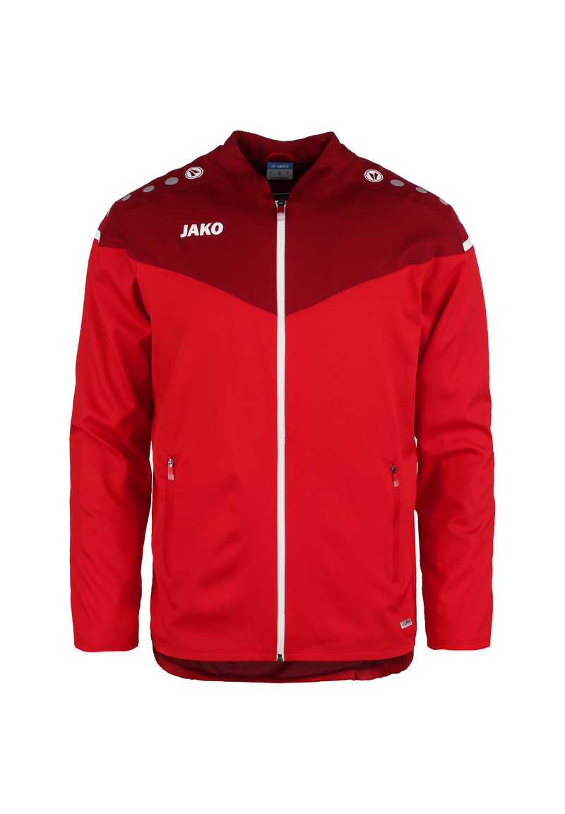 Rote sportliche Jacke mit hohem Kragen, Reißverschluss, kontrastierendem dunklerem roten Oberteil, weißen Akzenten und Seitentaschen. Mit Logo auf der Brust und der Schulter.