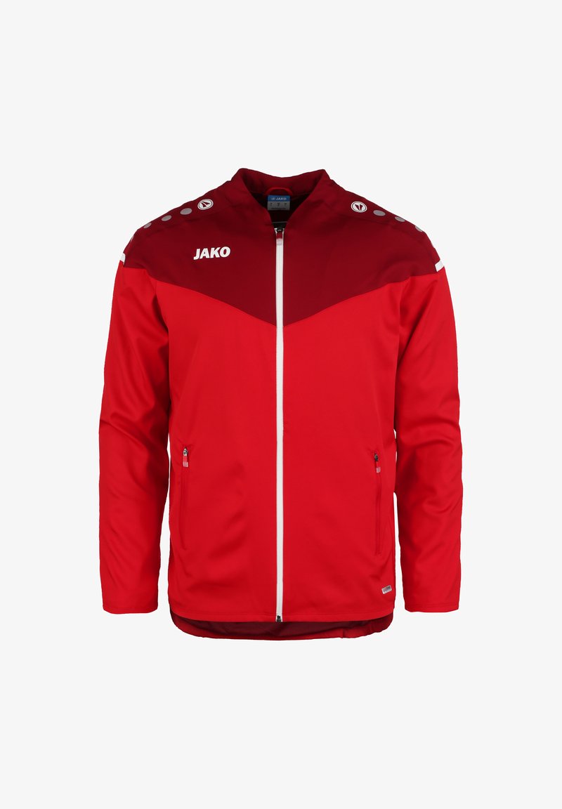 Rote sportliche Jacke mit hohem Kragen, Reißverschluss, kontrastierendem dunklerem roten Oberteil, weißen Akzenten und Seitentaschen. Mit Logo auf der Brust und der Schulter.