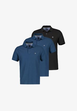 Trzy koszulki polo z krótkim rękawem w kolorze czarnym oraz dwóch odcieniach niebieskiego, każda z małym haftowanym logo na lewej piersi.