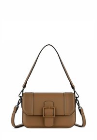 Bolso de cuero marrón con forma rectangular, tapa frontal y un gran detalle de hebilla. Cuenta con una correa de hombro ajustable y una textura lisa.