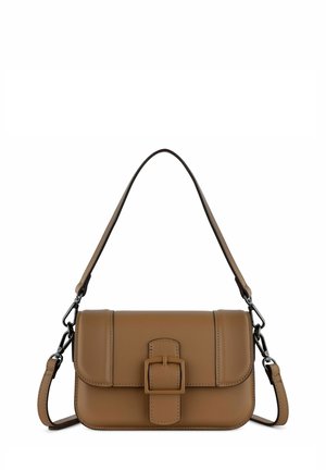 Sac à main en cuir marron de forme rectangulaire, avec un rabat avant et un grand détail de boucle. Il dispose d'une bandoulière ajustable et d'une texture lisse.