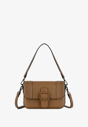 Bolso de cuero marrón con forma rectangular, tapa frontal y un gran detalle de hebilla. Cuenta con una correa de hombro ajustable y una textura lisa.