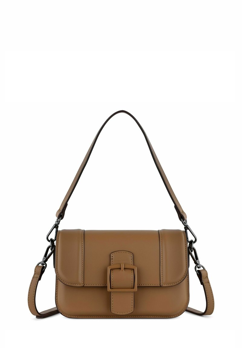 Bolso de cuero marrón con forma rectangular, tapa frontal y un gran detalle de hebilla. Cuenta con una correa de hombro ajustable y una textura lisa.