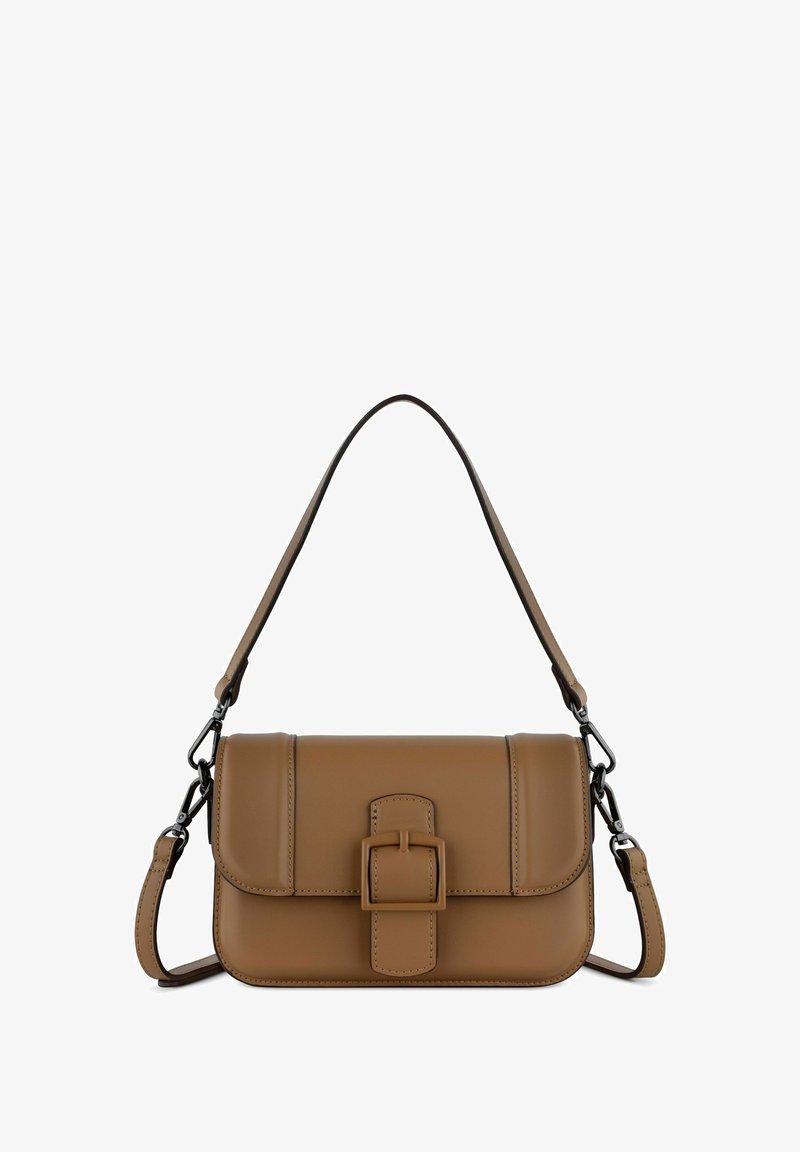 Bolso de cuero marrón con forma rectangular, tapa frontal y un gran detalle de hebilla. Cuenta con una correa de hombro ajustable y una textura lisa.