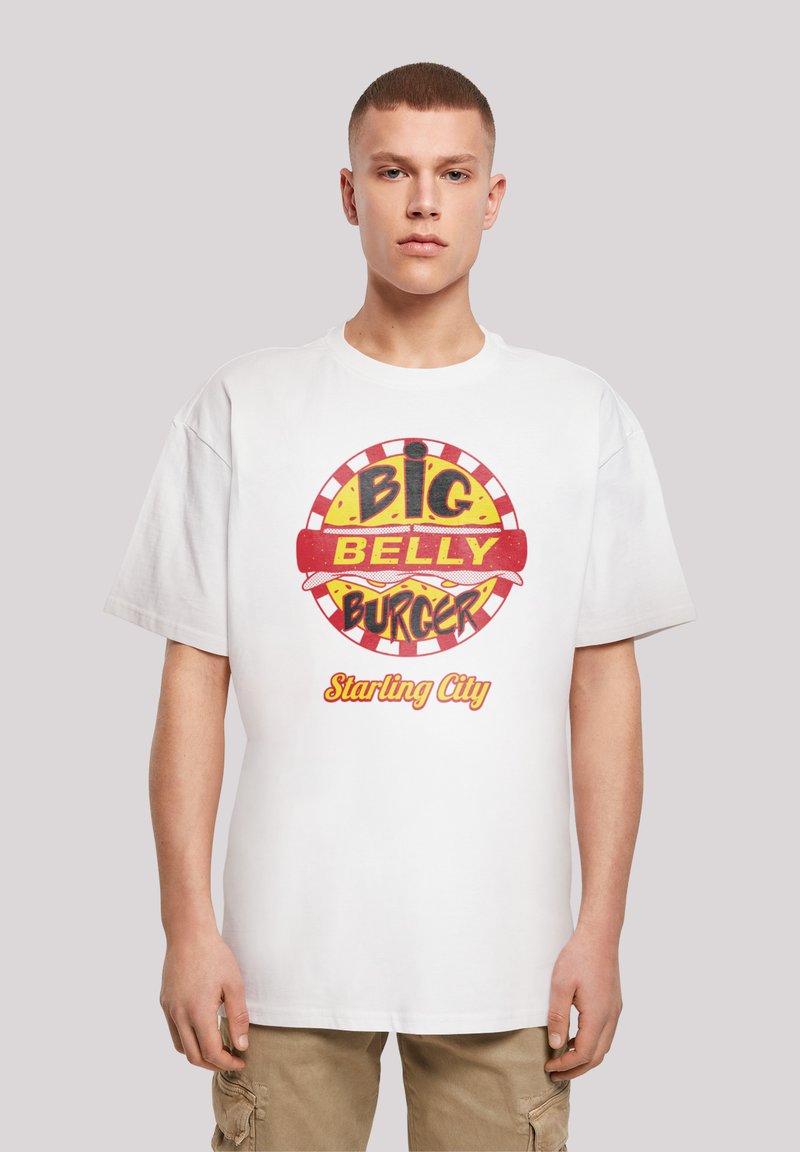 Bílý oversized tričko s barevným potiskem "Big Belly Burger", obsahující žlutý, červený a černý text, na jemném texturovaném pozadí.