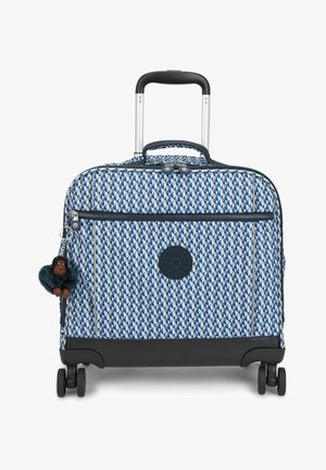 Niebieska i biała walizka na kółkach w wzory z okrągłym logo, teleskopową rączką i futrzanym breloczkiem w kształcie małpki przypiętym do suwaka.