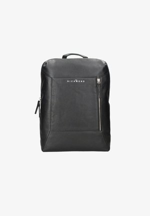 Zaino in pelle nera con tasca frontale con zip, parte superiore arrotondata e manico superiore. Finitura testurizzata con elementi di design minimalisti.