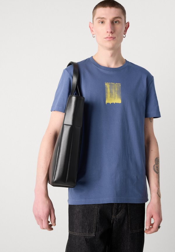 BRUSH STROKE GRAPHIC TEE - Print T-shirt - vintage indigo4