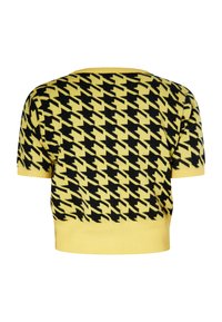 Sárga kötött pulóver fekete houndstooth mintával, cropped fazonban, rövid ujjakkal és kerek nyakkivágással.