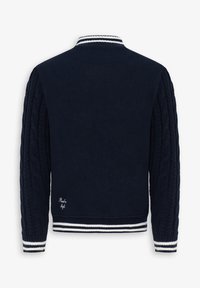 Marineblå strikket cardigan med kabelmønstrede ærmer, stribede ribkanter ved kraven og ærmerne samt broderet detalje ved bunden.