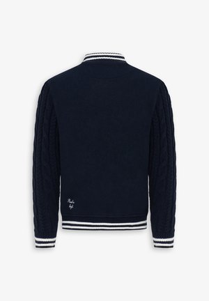 Marineblauwe gebreide cardigan met kabelpatroon op de mouwen, gestreept geribd kraag en manchetten, en geborduurd detail aan de onderrand.