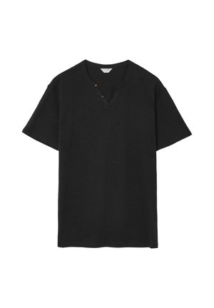 T-shirt nera a maniche corte con scollatura a V, dotata di una patta con tre bottoni marroni e un fit rilassato. Realizzata in tessuto morbido.