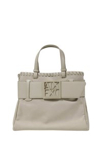 Borsa beige realizzata in materiale liscio, con una parte superiore intrecciata, una tracolla larga con logo impresso e una silhouette strutturata.