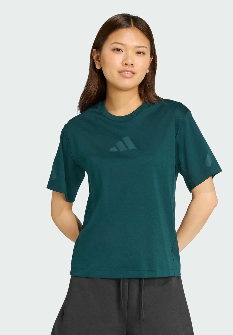 Tyrkysové športové tričko s krátkym rukávom a okrúhlym výstrihom, na prednej strane s jemným trojuholníkovým logom a hladkým, ľahkým materiálom.