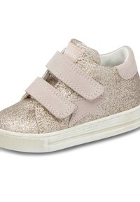 Třpytivé zlaté dětské tenisky s béžovými suchými zipy, růžovou hvězdičkou na boku a bílou gumovou podrážkou s texturovaným detailem.