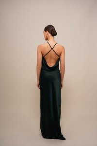 Rochie de seară verde din satin, cu spate în formă de cowl, bretele subțiri în cruce și un siluetă ajustată. Textură netedă și design până la podea.
