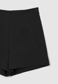 Shorts neri in tessuto liscio, con tasca laterale, chiusura con cerniera e orlo rifinito. Design semplice senza motivi.