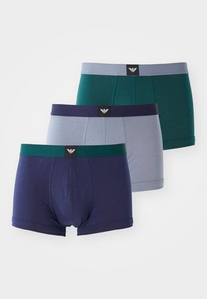 Trois paires de boxers pour hommes en bleu marine, turquoise et gris clair. Fabriqués en tissu doux avec des ceintures élastiques arborant une étiquette de logo.