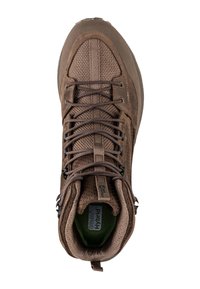 Scarpa da escursionismo marrone con una tomaia in mesh e pelle, corpo testurizzato, colletto imbottito e sistema di allacciatura. Fodera verde e logo all'interno.