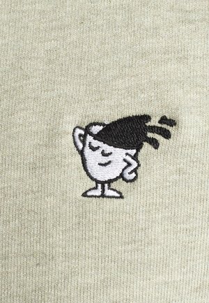 Geborduurd patch van een lachende cartoonbeker met zwart haar, op een lichtgroene textuurstof achtergrond.