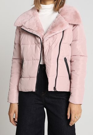 Rosa puffjacka med imiterad pälskrage, dragkedja fram och två sidofickor. Har quiltade sektioner och långa ärmar.