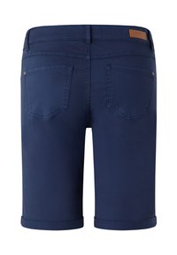 Shorts en denim bleu marine avec un ourlet retroussé, dotés de deux poches arrière et d'une étiquette en cuir à la taille. Texture lisse.