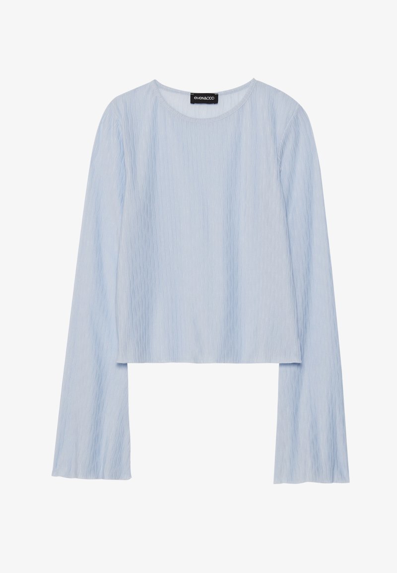 Haut bleu clair à manches longues en tissu texturé avec un motif ondulé ; il possède un col rond et un ourlet court.